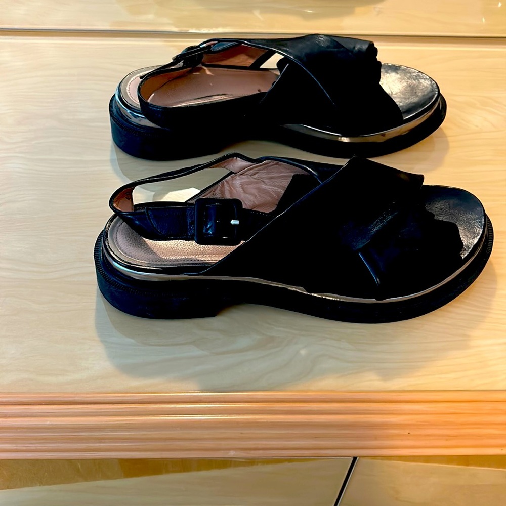 Beautiful summer sandals,black color with silver trim.